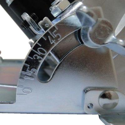 ADJUSTMENT PLATE FOR SETTING THE BLADE TO CUT AT VARIOUS DESIRED ANGLES.
